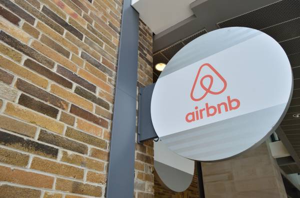 «Τσουχτερά» τα κόστη των μισθώσεων τύπου Airbnb (Βίντεο)
