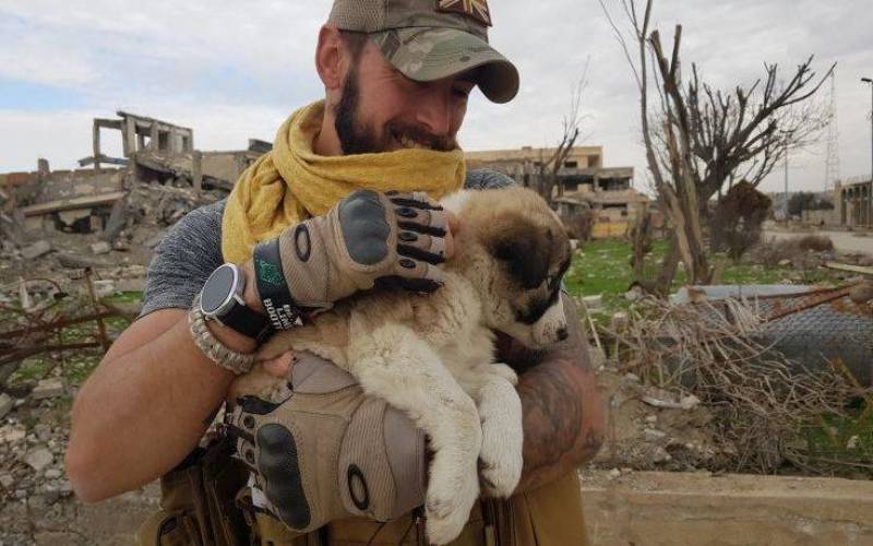 Βρετανός έσωσε κουτάβι από συντρίμμια κτηρίου στη Συρία και το υιοθέτησε
