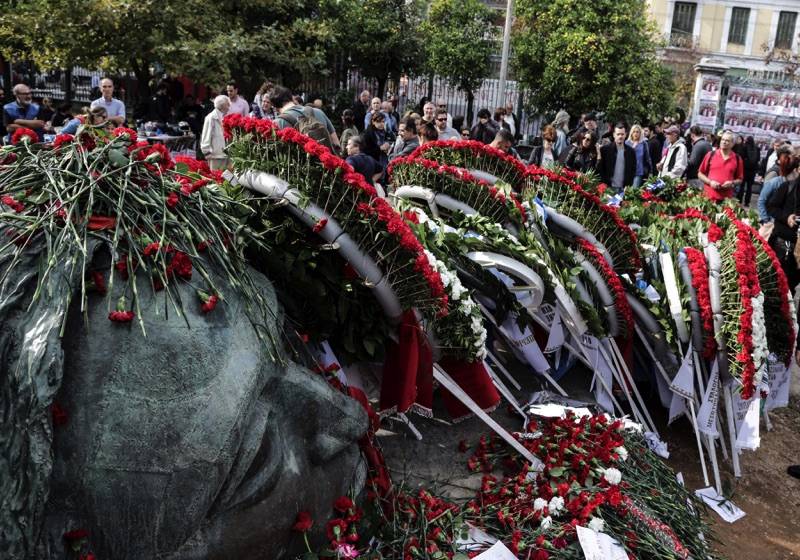 Πλήθος κόσμου τιμά την 46η επέτειο της εξέγερσης του Πολυτεχνείου