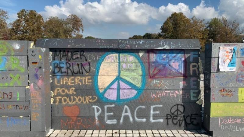 Μαθητές έριξαν το δικό τους ...&quot;Τείχος του Βερολίνου&quot; στη Θεσσαλονίκη