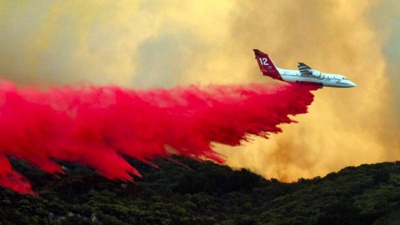Συνεχίζουν τη μάχη με τις φλόγες oι πυροσβέστες στην Καλιφόρνια