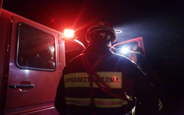Θεσσαλονίκη: Πυροσβέστες απεγκλώβισαν οδηγό που παγιδεύτηκε στο αυτοκίνητό του έπειτα από τροχαίο
