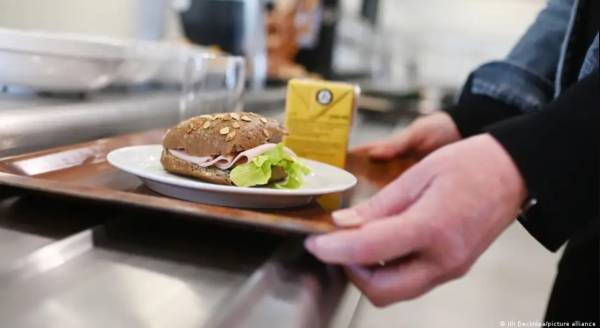 Γερμανία: Πώς η τηλεργασία «απειλεί» κυλικεία και εστιατόρια - Απώλειες άνω του 10% στους χώρους εστίασης