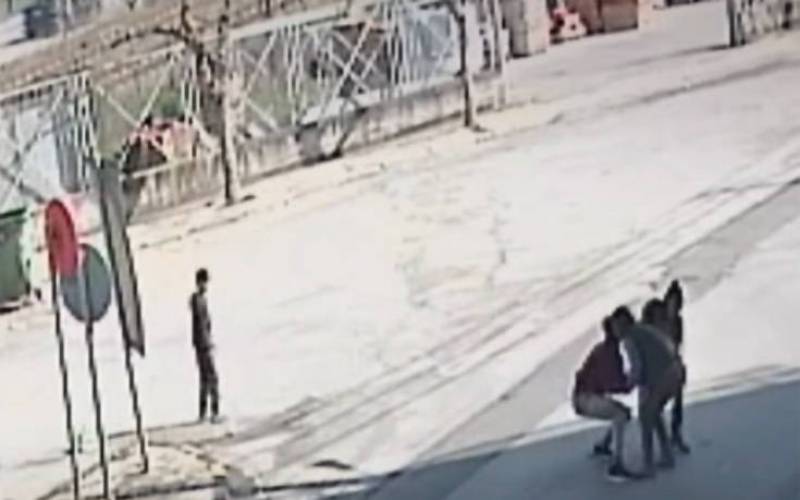 Άγρια επίθεση ανήλικων Ρομά σε γυναίκα με στόχο τη ληστεία στη Θήβα (Βίντεο)