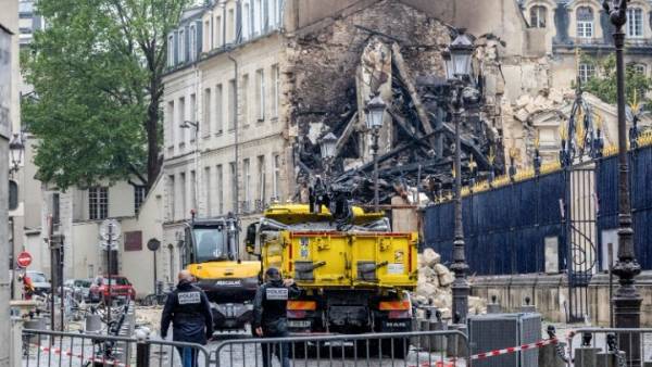 Παρίσι: Ενα πτώμα βρέθηκε στα ερείπια του κτιρίου που κατέρρευσε