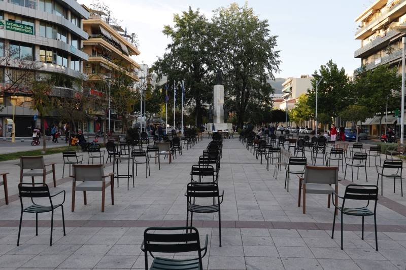 &quot;Άδειες καρέκλες&quot; γέμισε η κεντρική πλατεία της Καλαμάτας (βίντεο-φωτογραφίες)