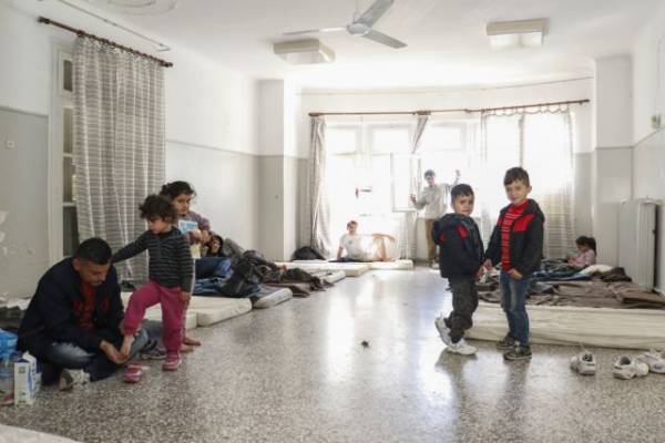 Οι διακινητές εγκατέλειψαν τους 41 μετανάστες στην Κορώνη - Φιλοξενούνται στην πρώην Νοσηλευτική στην Καλαμάτα (pics)