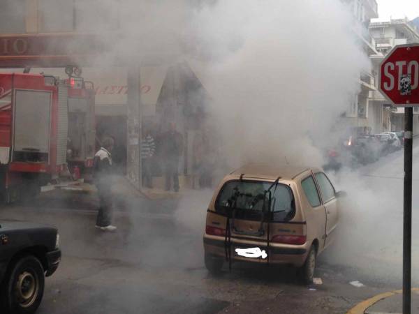 Αυτοκίνητο πήρε φωτιά στην Καλαμάτα