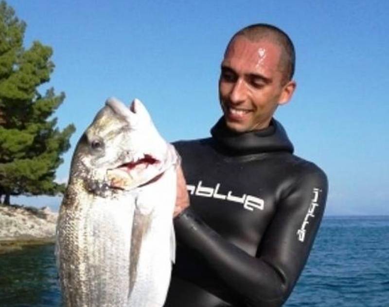 Κερκυραίος ψαράς έκανε παγκόσμιο ρεκόρ πιάνοντας τσιπούρα 6,9 κιλών