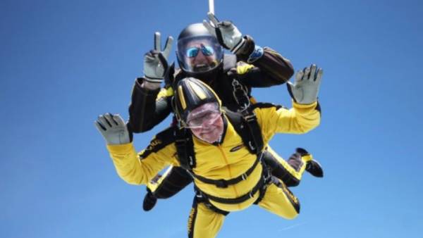 Υπερήλικας μπήκε στο ρεκόρ Γκίνες - Έκανε sky-diving στα 101 του χρόνια