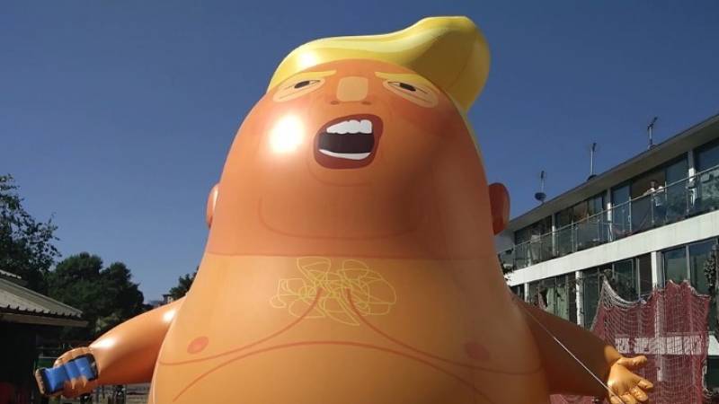 Αερόστατο με τη μορφή του Τραμπ υψώθηκε έξω από το κοινοβούλιο της Βρετανίας