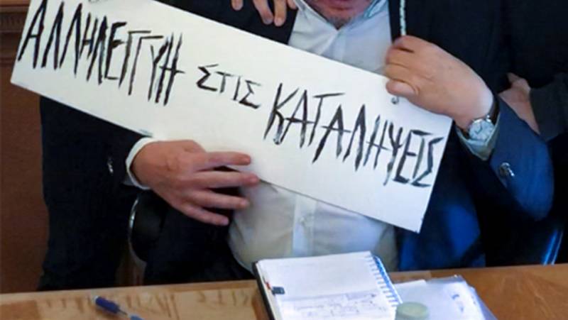 Ελεύθεροι οι 8 κατηγορούμενοι για την διαπόμπευση του πρύτανη του Οικονομικού Πανεπιστημίου της Αθήνας
