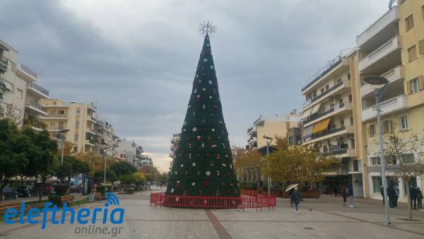 Καλαμάτα: Φωταγωγείται απόψε το χριστουγεννιάτικο δένδρο στην κεντρική πλατεία