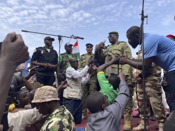 Νίγηρας: «Επίδειξη δύναμης» των πραξικοπηματιών, λίγες ώρες προτού να λήξει το τελεσίγραφο του ECOWAS (βίντεο)