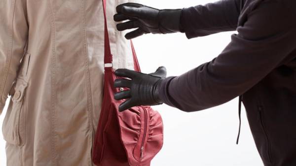 Αναζητούνται τσαντάκηδες στην Κόρινθο που χτύπησαν 50χρονη