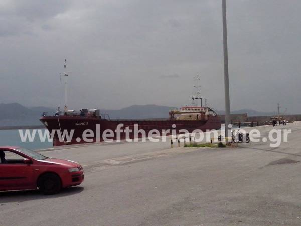 Στο λιμάνι της Καλαμάτας το ύποπτο πλοίο με τα 11 κοντέινερ τσιγάρα